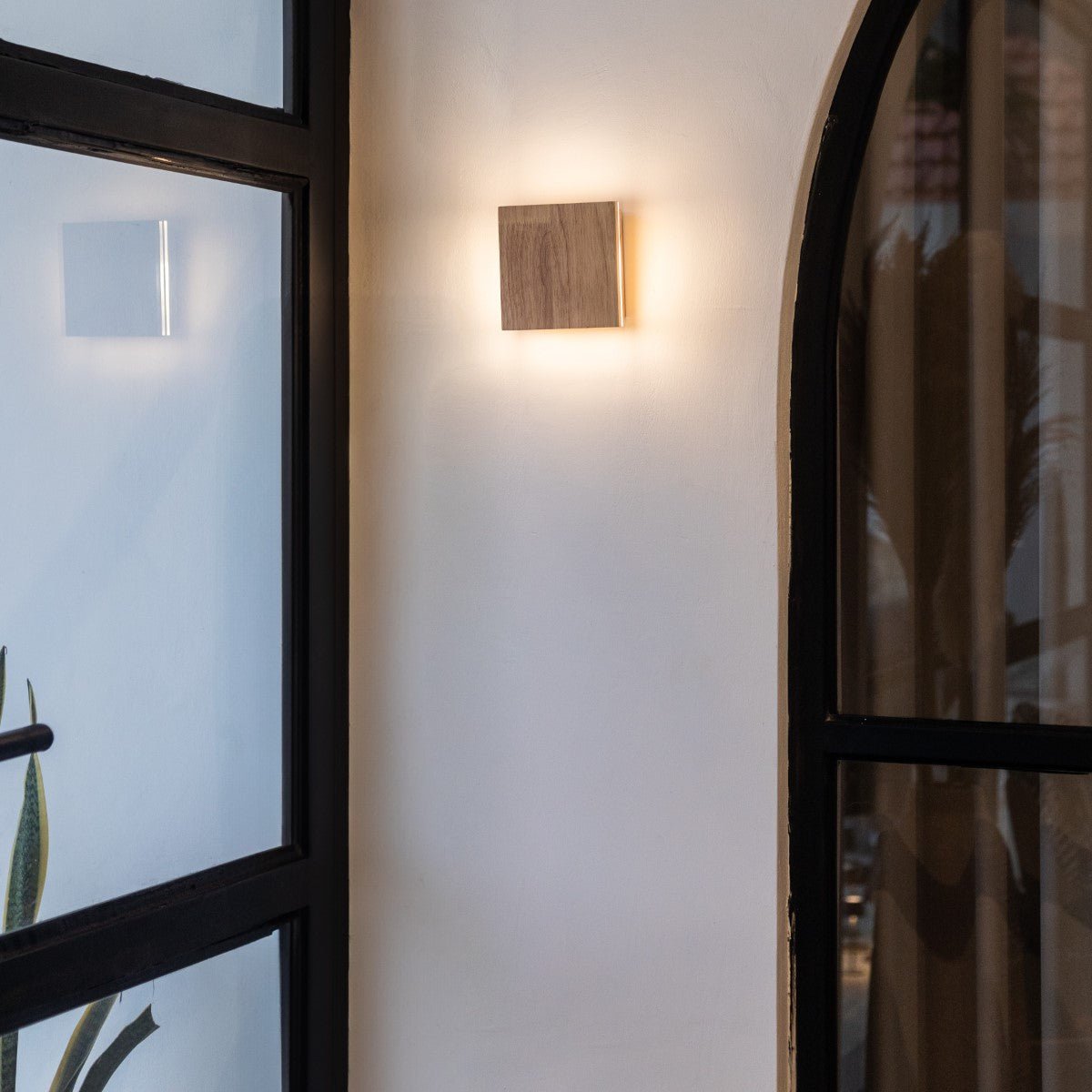 Lane lichtbruine draadloze wandlamp - oplaadbaar, dimbaar, natuurlijk houtlamp Tavellio - Amsterdam