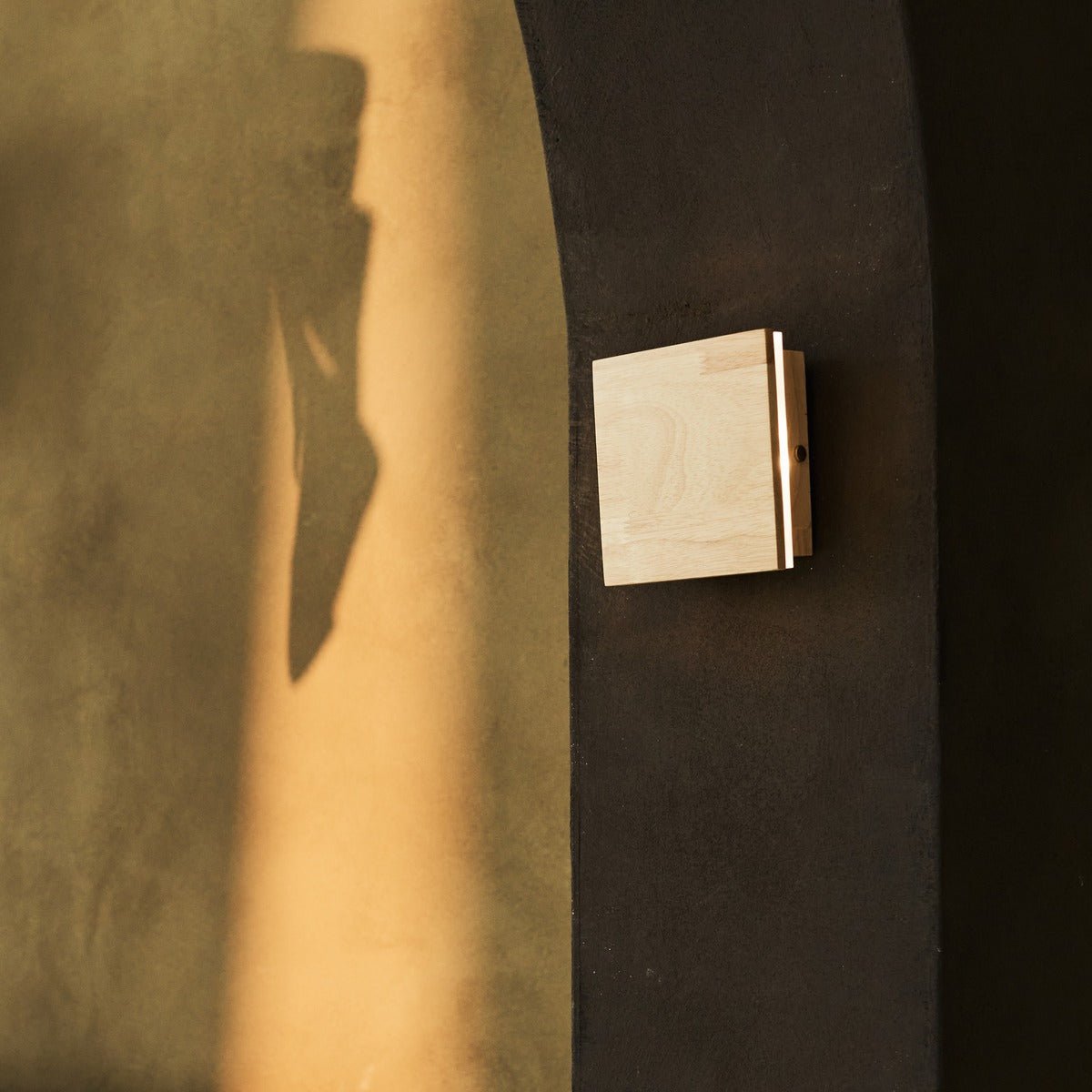 Lane lichtbruine draadloze wandlamp - oplaadbaar, dimbaar, natuurlijk houtlamp Tavellio - Amsterdam