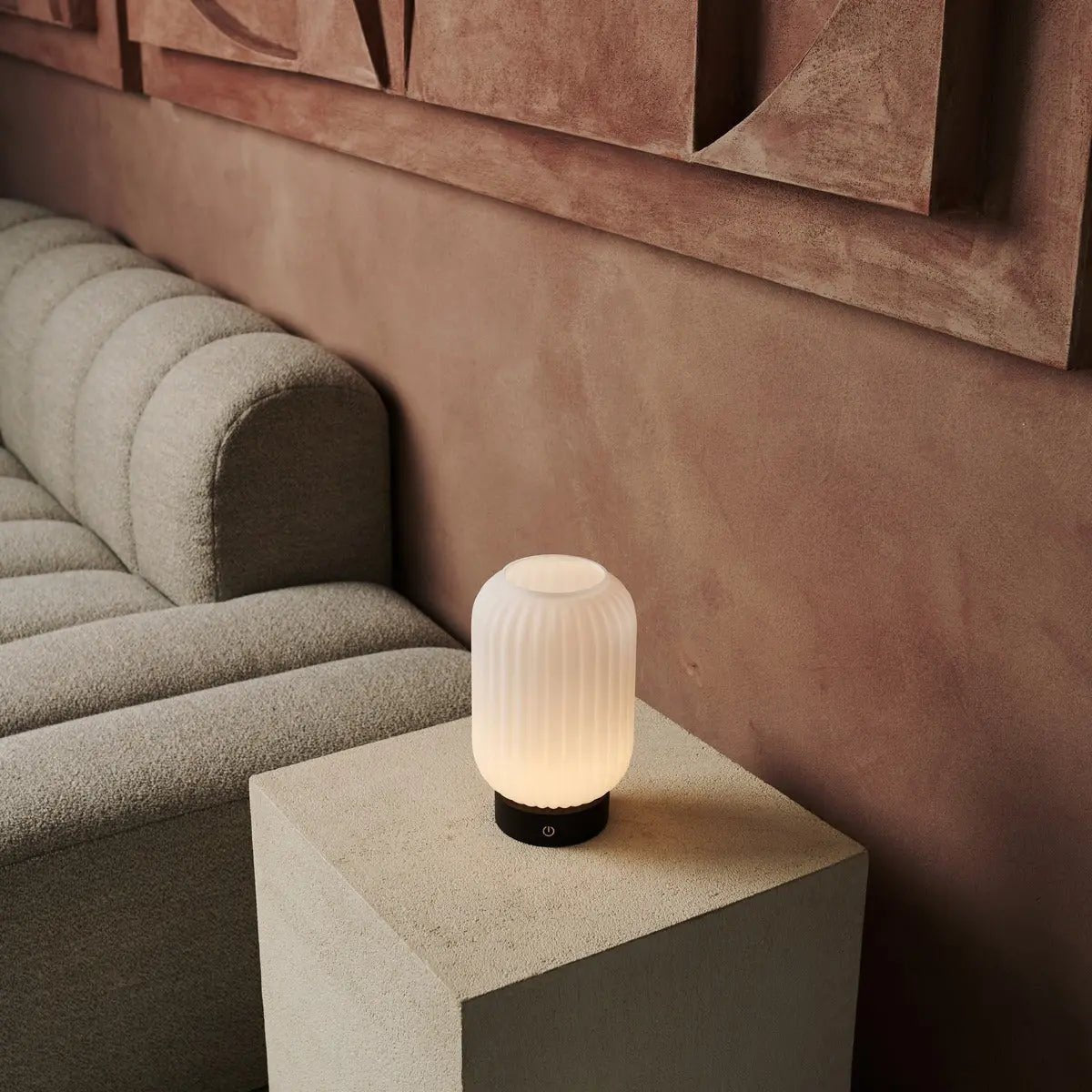 Lilly donkerbruin unieke oplaadbare lamp - matglaslamp, houten basis, dimable, 3 lichte modi Tavellio - Amsterdam