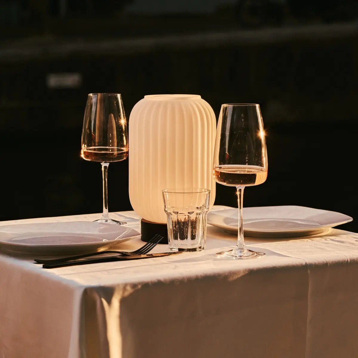 Lilly donkerbruin unieke oplaadbare lamp - matglaslamp, houten basis, dimable, 3 lichte modi Tavellio - Amsterdam