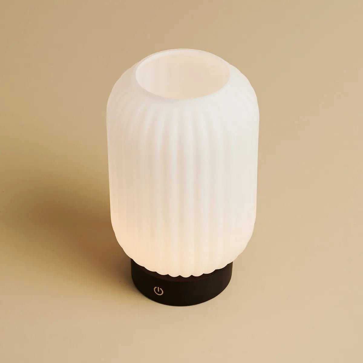 Lilly donkerbruin unieke oplaadbare lamp - matglaslamp, houten basis, dimable, 3 lichte modi Tavellio - Amsterdam
