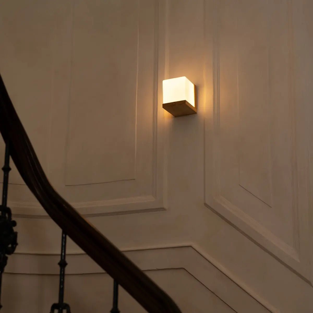 Lizzy lichtbruine vierkant oplaadbare houten wandlamp - draadloze, dimbare en stijlvolle verlichting Tavellio - Amsterdam