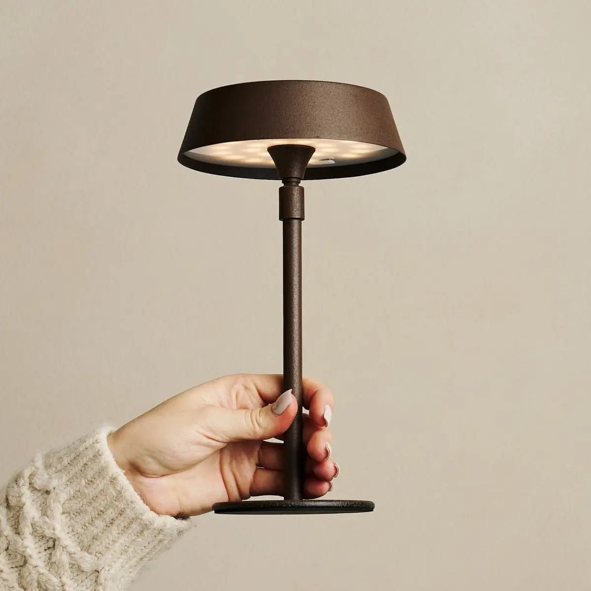 Luca Mocha Brown - USB -oplaadbare lamp L Minimalistisch, speels en dimpelbaar Tavellio - Amsterdam
