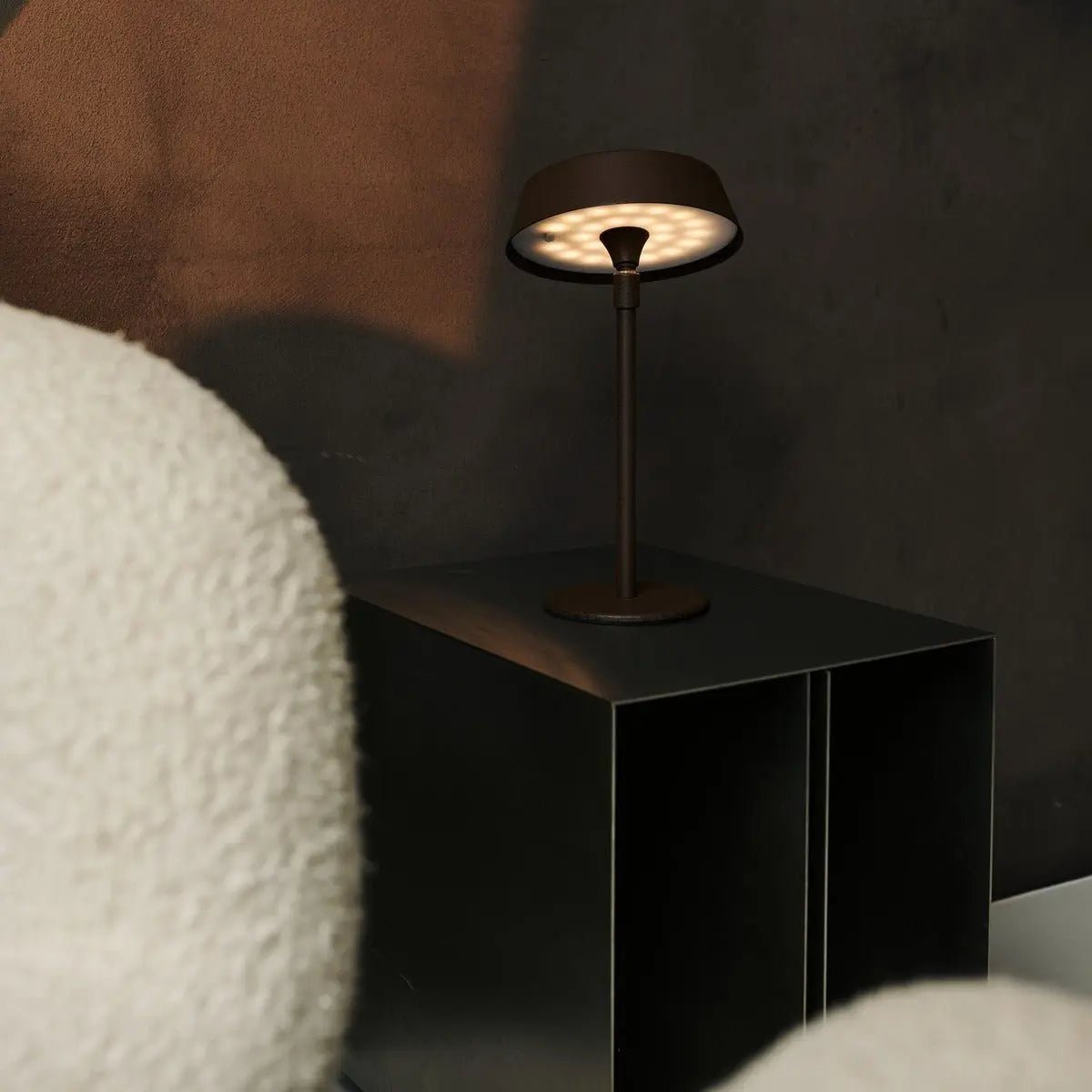 Luca Mocha Brown - USB -oplaadbare lamp L Minimalistisch, speels en dimpelbaar Tavellio - Amsterdam