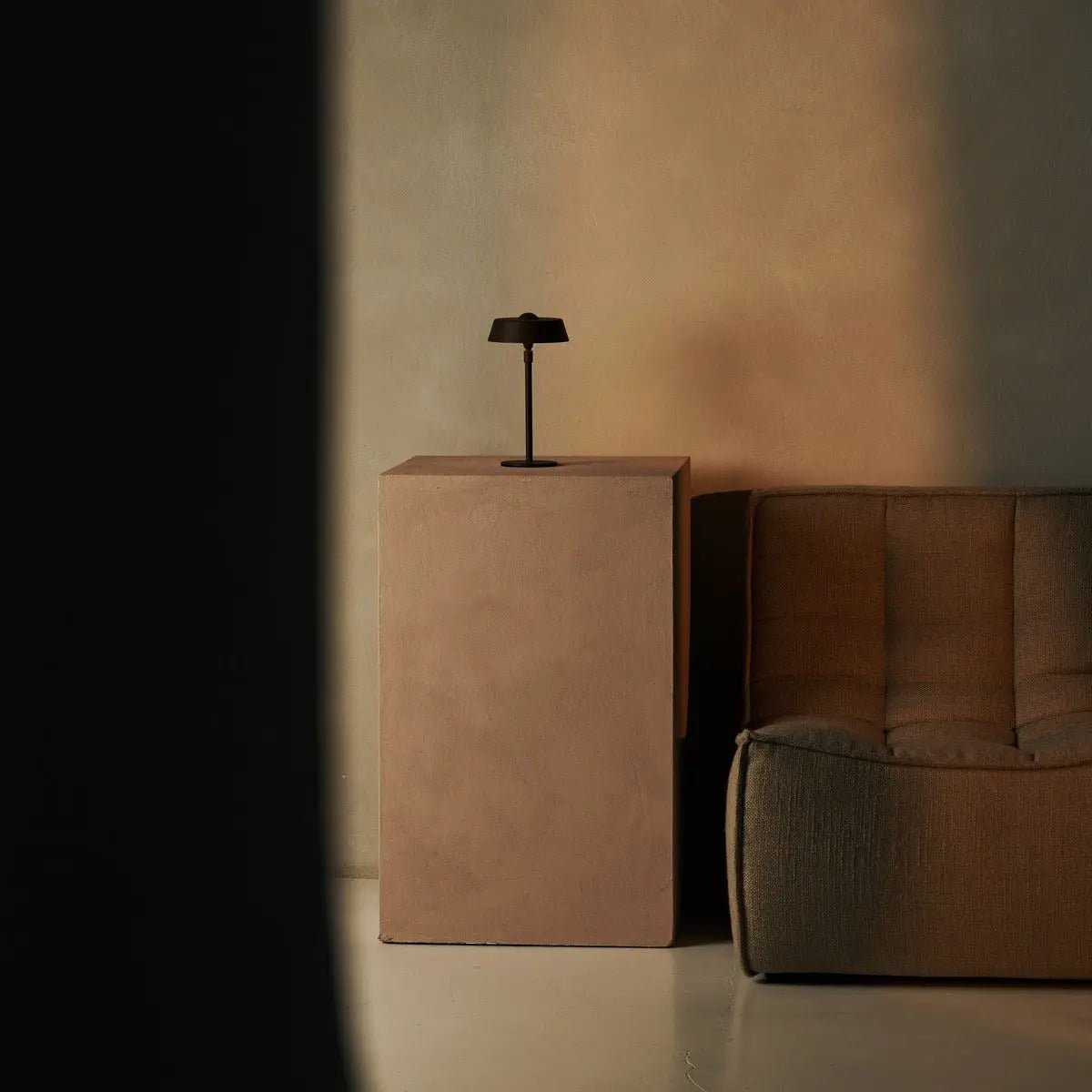 Luca Mocha Brown - USB -oplaadbare lamp L Minimalistisch, speels en dimpelbaar Tavellio - Amsterdam