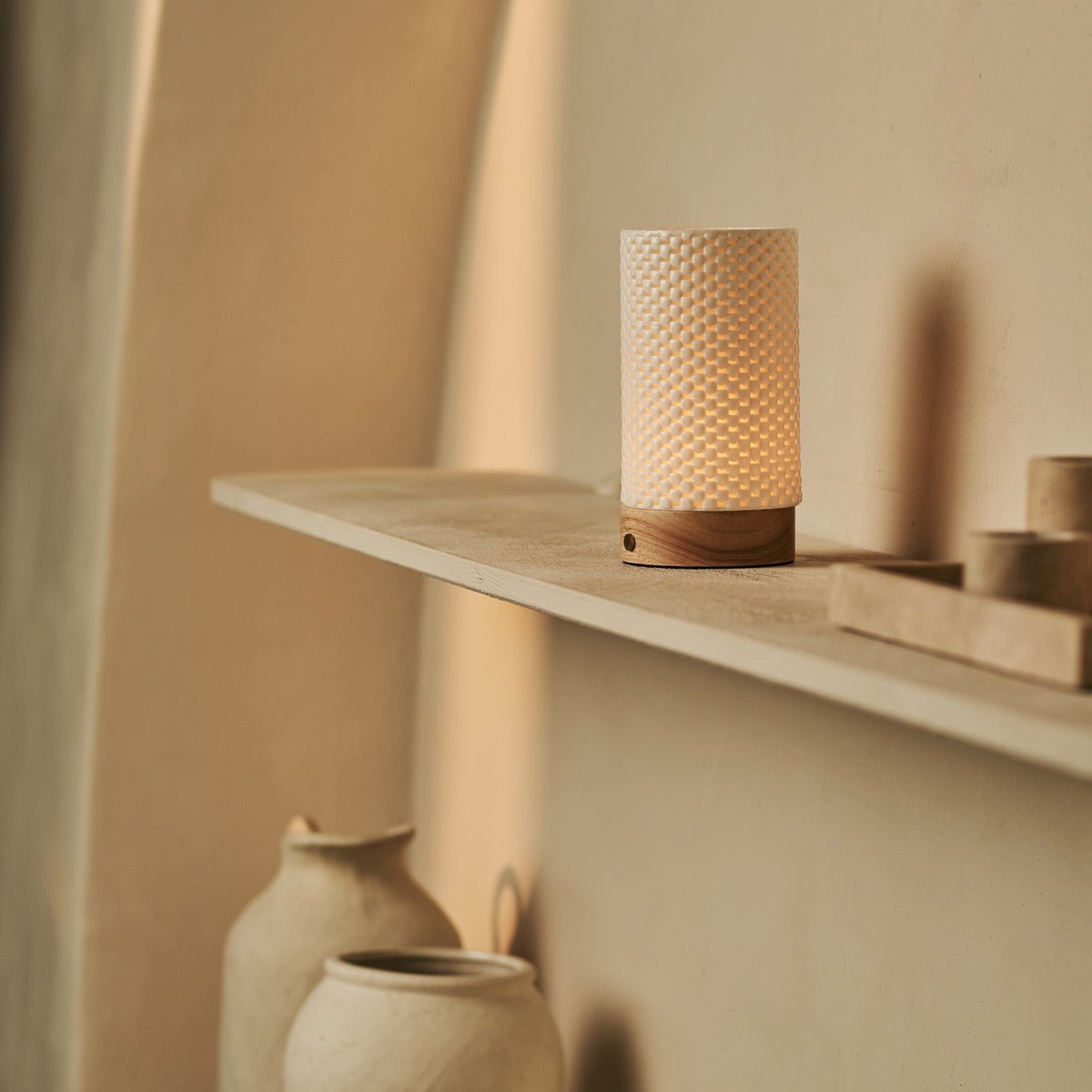 Luna lichtbruine oplaadbare tafellamp in 3D-geprinte porselein-draadloos, dimbaar en tot 100 uur licht Tavellio - Amsterdam