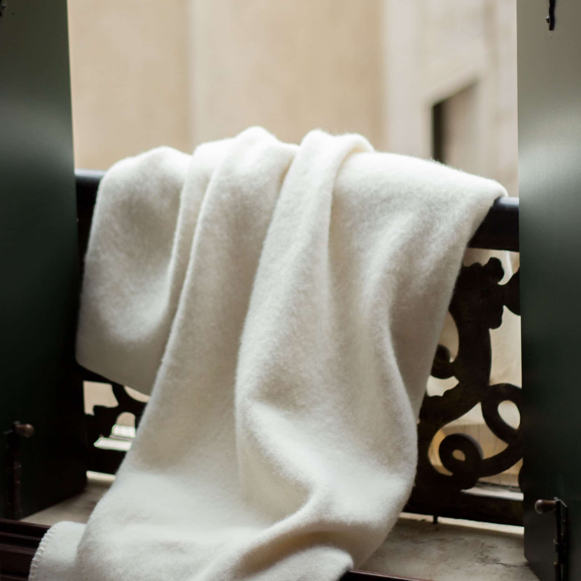 luxe wollen plaid - beddeken - ICE BEAR - 100% Nieuw-Zeelandse wol - MoST blankets MoST Blankets