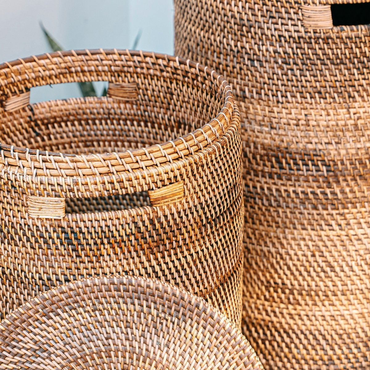 mand met deksel – sari - geweven rotan mand – soeji (verkrijgbaar in maat m of l) Soeji