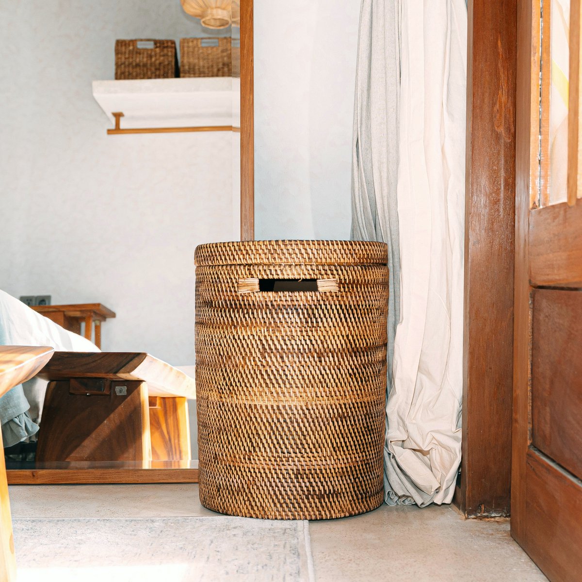 mand met deksel – sari - geweven rotan mand – soeji (verkrijgbaar in maat m of l) Soeji