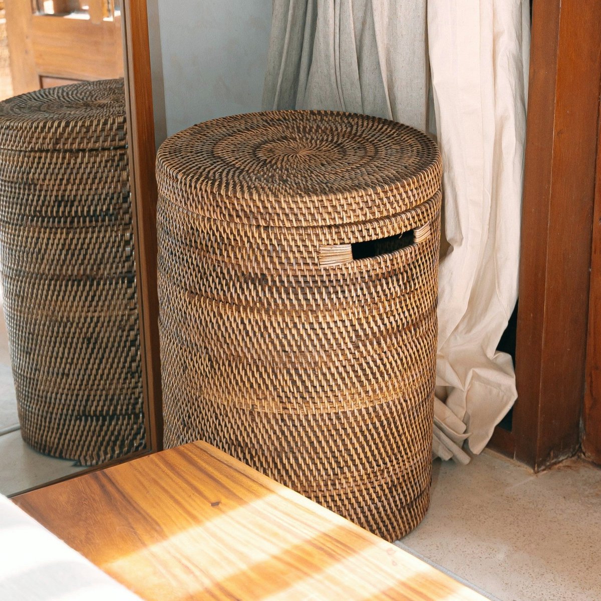 mand met deksel – sari - geweven rotan mand – soeji (verkrijgbaar in maat m of l) Soeji