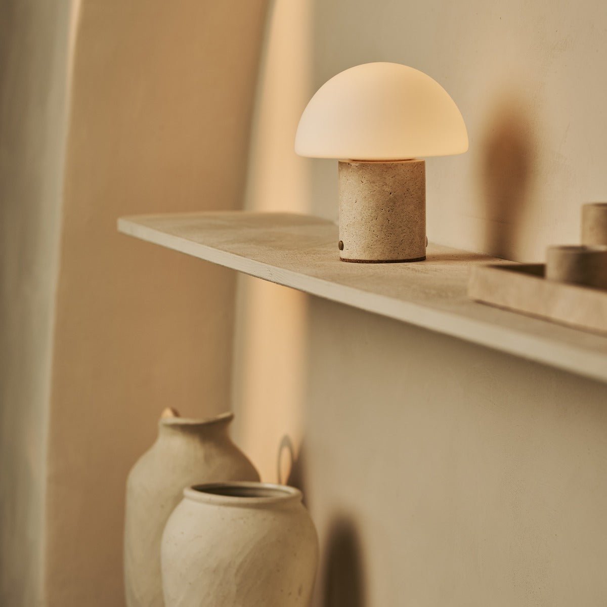 Maris Beige / Travertino Classico - Classic Travertine Oplaadbare tafellamp met 3 lichte kleuren en dimfunctie Tavellio - Amsterdam