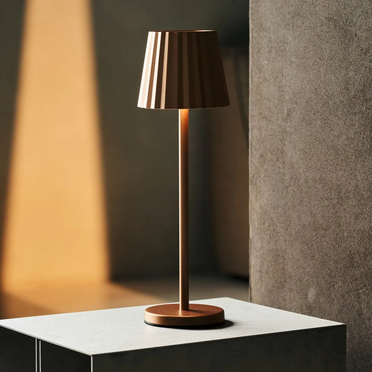 Maya koper geribbelde tafellamp gemaakt van ijzer - dimbare lamp en 3 lichtmodi, oplaadbaar via draadloos laadstation Tavellio - Amsterdam