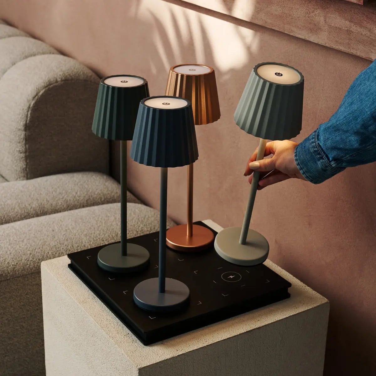 Maya koper geribbelde tafellamp gemaakt van ijzer - dimbare lamp en 3 lichtmodi, oplaadbaar via draadloos laadstation Tavellio - Amsterdam