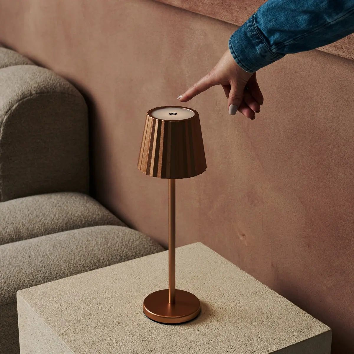 Maya koper geribbelde tafellamp gemaakt van ijzer - dimbare lamp en 3 lichtmodi, oplaadbaar via draadloos laadstation Tavellio - Amsterdam