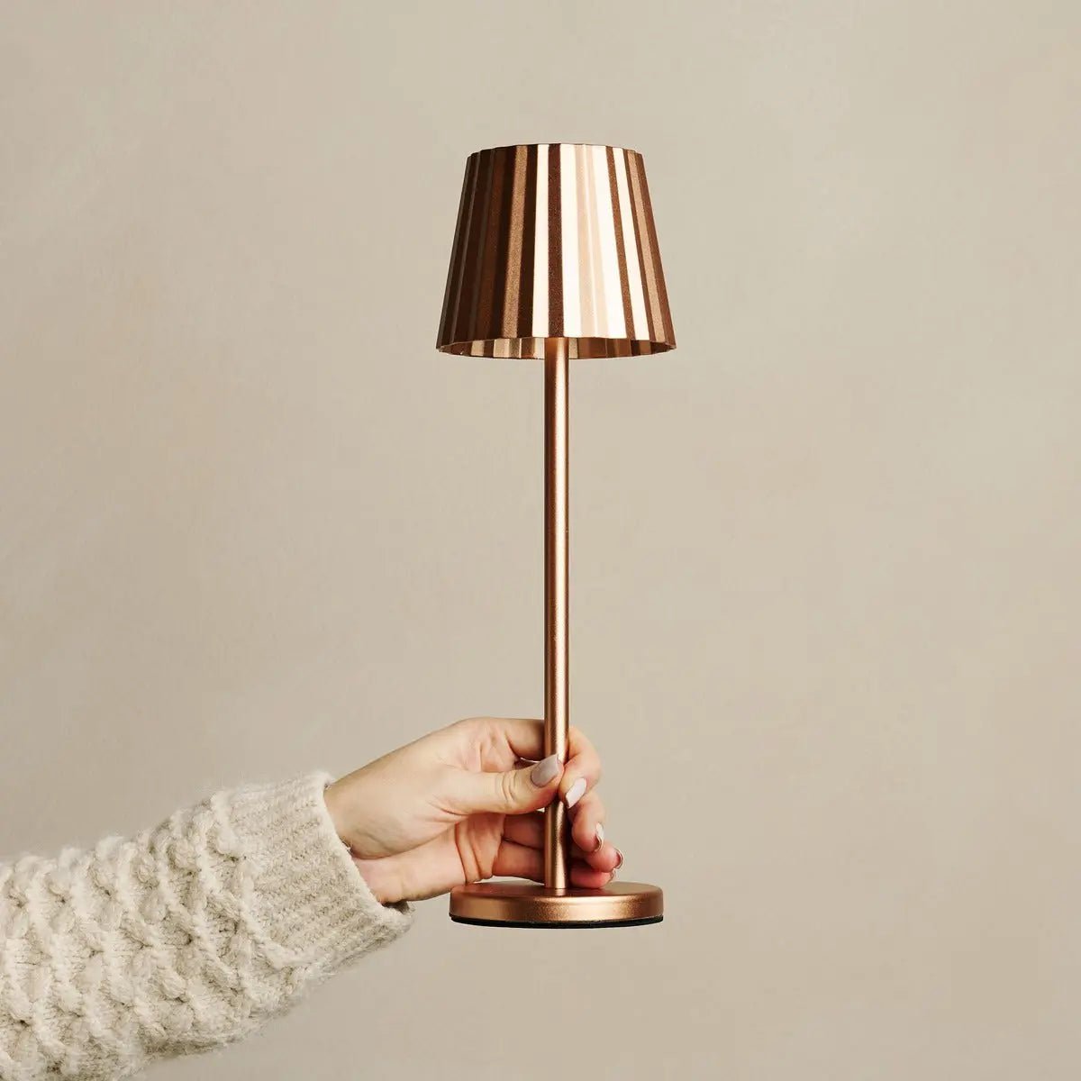 Maya koper geribbelde tafellamp gemaakt van ijzer - dimbare lamp en 3 lichtmodi, oplaadbaar via draadloos laadstation Tavellio - Amsterdam