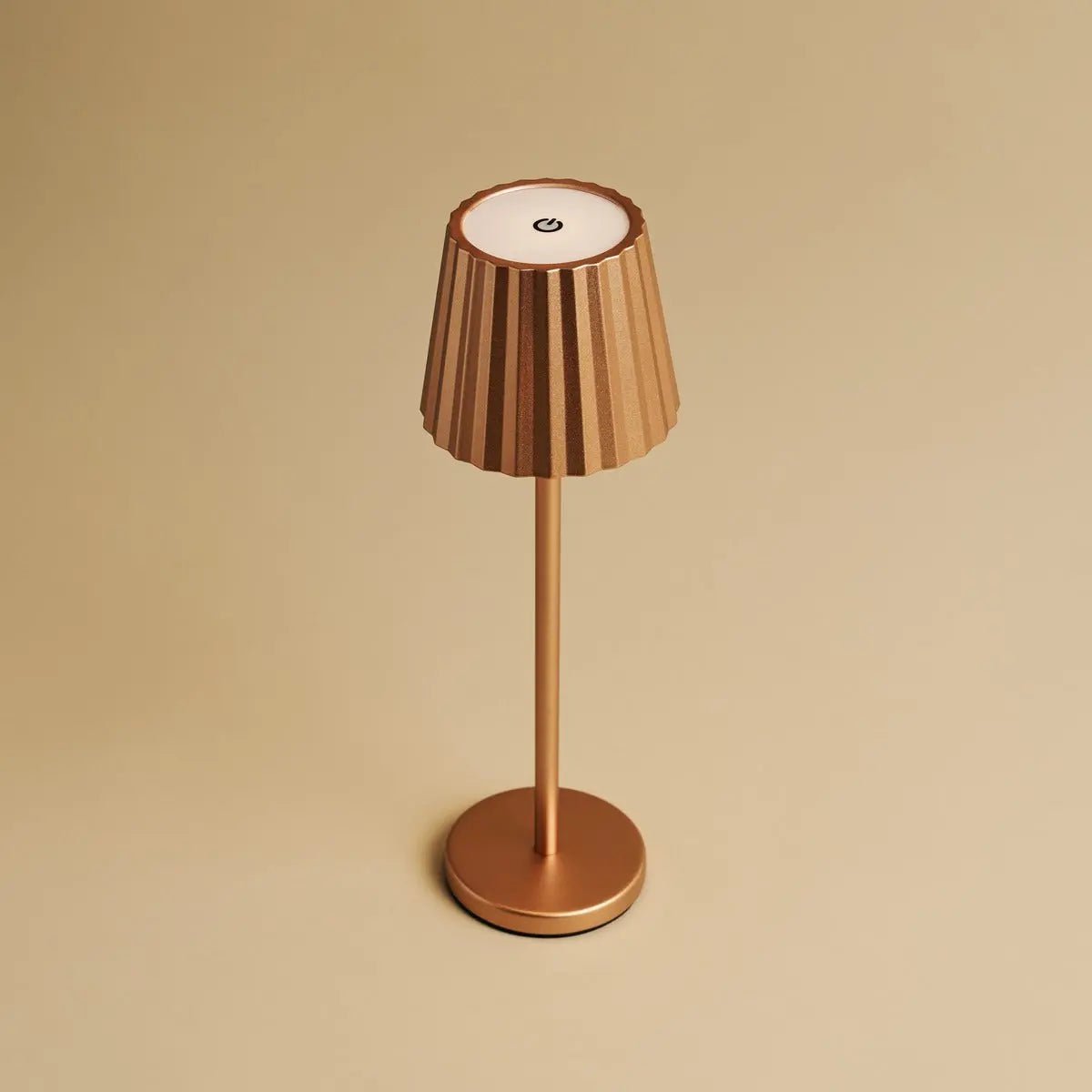Maya koper geribbelde tafellamp gemaakt van ijzer - dimbare lamp en 3 lichtmodi, oplaadbaar via draadloos laadstation Tavellio - Amsterdam
