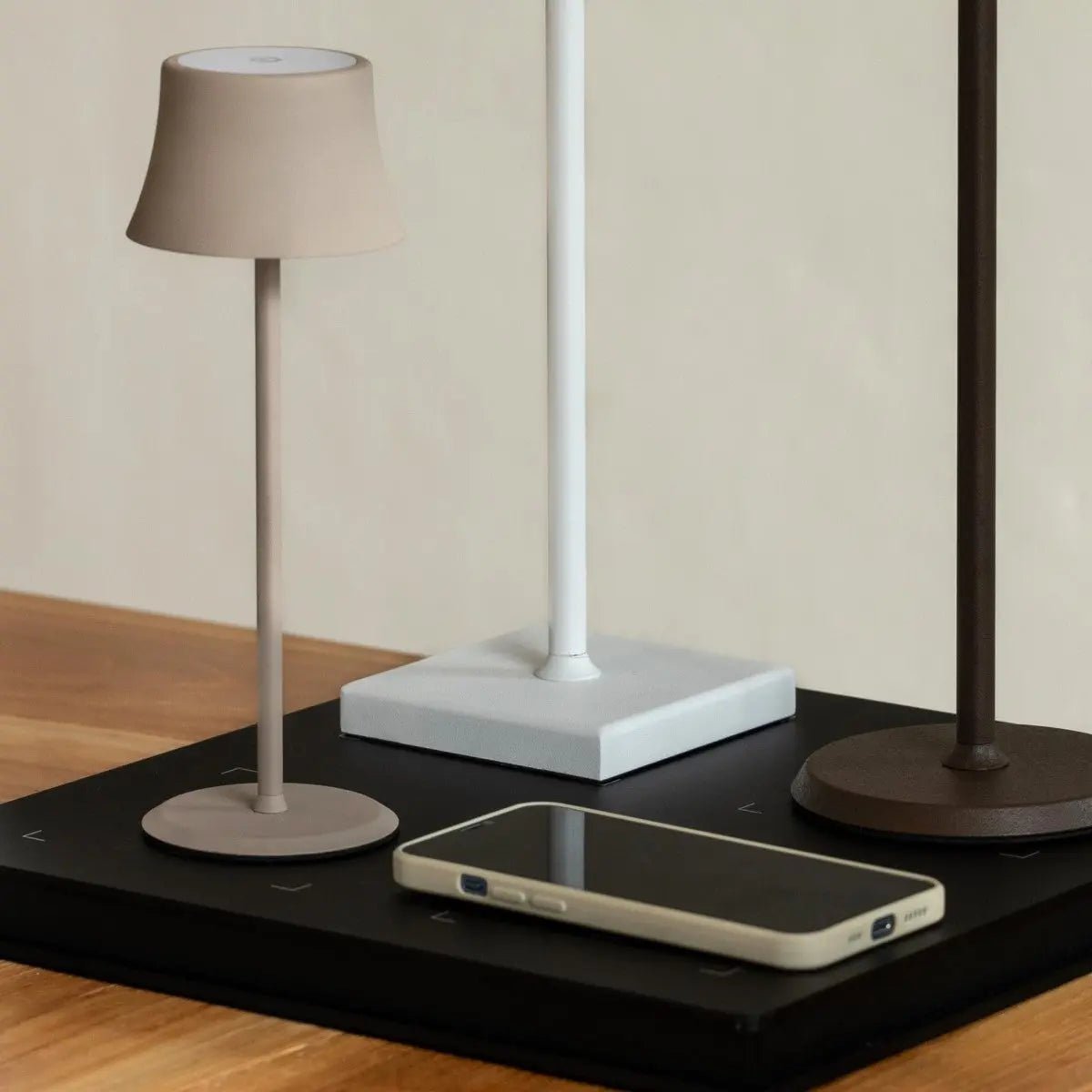 Maya koper geribbelde tafellamp gemaakt van ijzer - dimbare lamp en 3 lichtmodi, oplaadbaar via draadloos laadstation Tavellio - Amsterdam