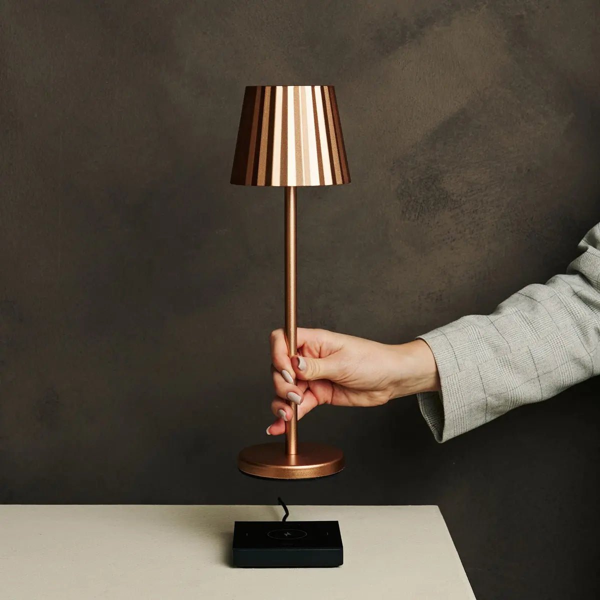 Maya koper geribbelde tafellamp gemaakt van ijzer - dimbare lamp en 3 lichtmodi, oplaadbaar via draadloos laadstation Tavellio - Amsterdam