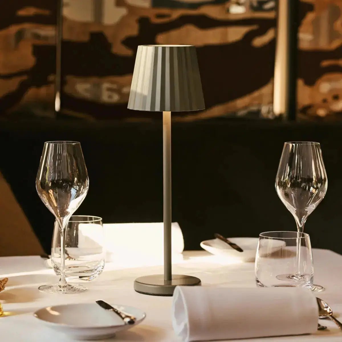 Maya olijfgroen geribbelde tafellamp gemaakt van ijzer - dimbare lamp en 3 lichtmodi, oplaadbaar via draadloos laadstation Tavellio - Amsterdam