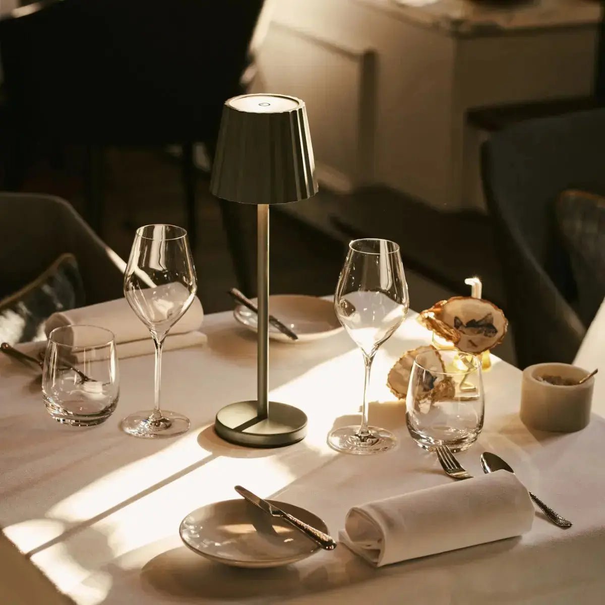 Maya olijfgroen geribbelde tafellamp gemaakt van ijzer - dimbare lamp en 3 lichtmodi, oplaadbaar via draadloos laadstation Tavellio - Amsterdam