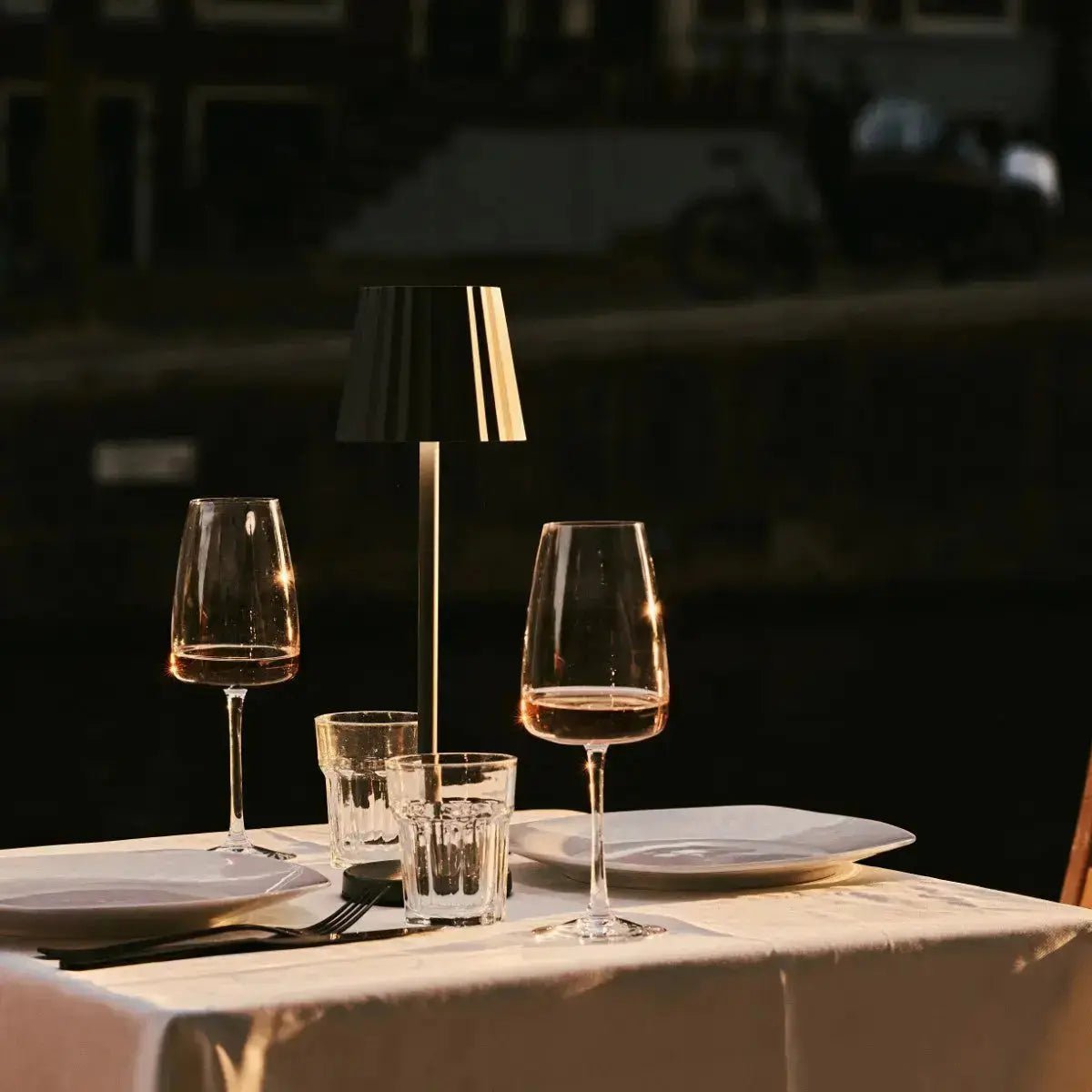 Maya olijfgroen geribbelde tafellamp gemaakt van ijzer - dimbare lamp en 3 lichtmodi, oplaadbaar via draadloos laadstation Tavellio - Amsterdam