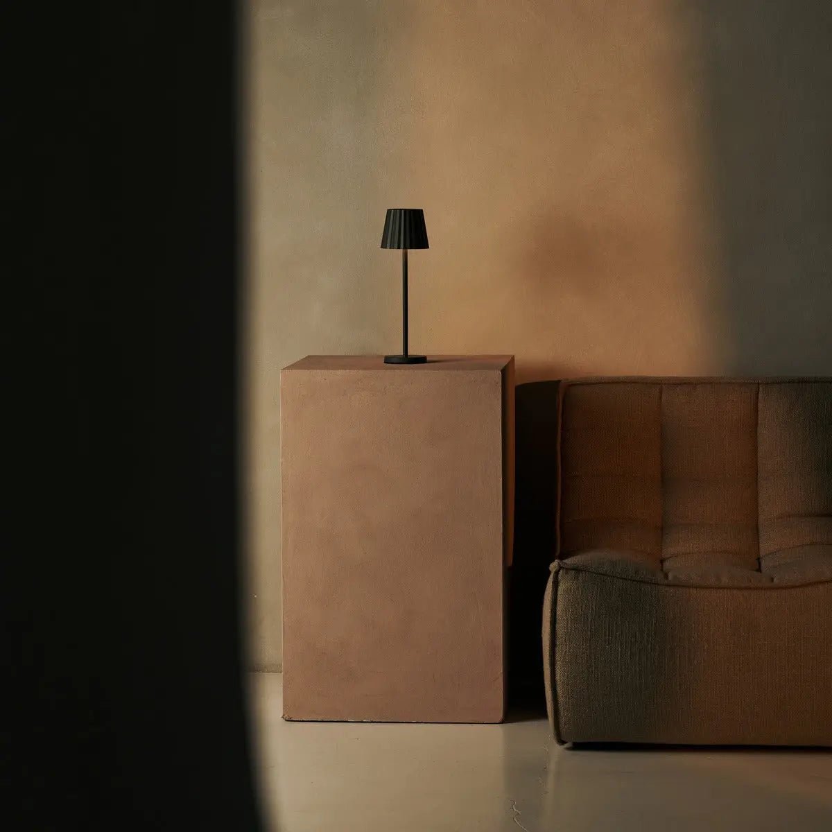 Maya olijfgroen geribbelde tafellamp gemaakt van ijzer - dimbare lamp en 3 lichtmodi, oplaadbaar via draadloos laadstation Tavellio - Amsterdam