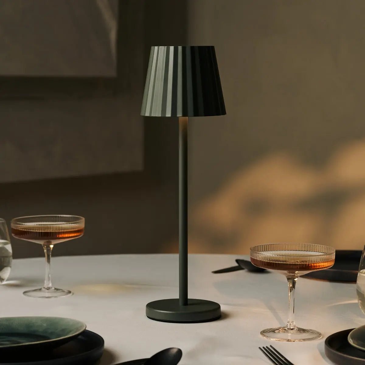 Maya olijfgroen geribbelde tafellamp gemaakt van ijzer - dimbare lamp en 3 lichtmodi, oplaadbaar via draadloos laadstation Tavellio - Amsterdam