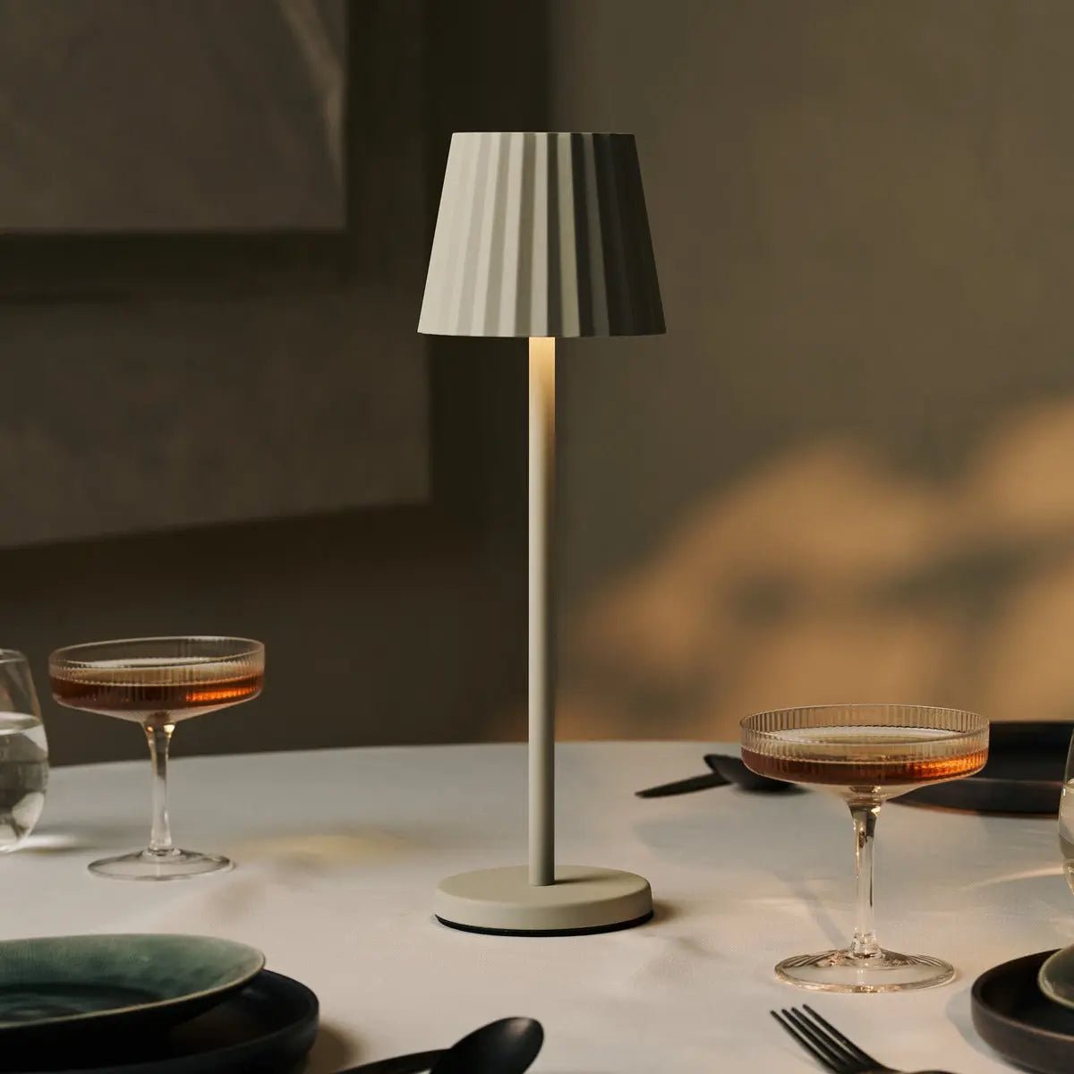 Maya Schadow Grijs geribbelde tafellamp gemaakt van ijzer - dimbare lamp en 3 lichtmodi, oplaadbaar via draadloos laadstation Tavellio - Amsterdam