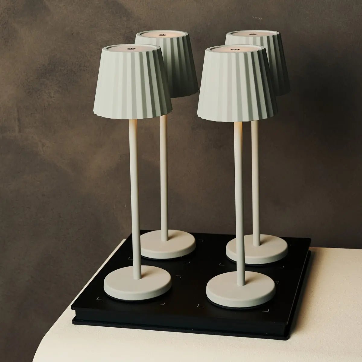 Maya Schadow Grijs geribbelde tafellamp gemaakt van ijzer - dimbare lamp en 3 lichtmodi, oplaadbaar via draadloos laadstation Tavellio - Amsterdam