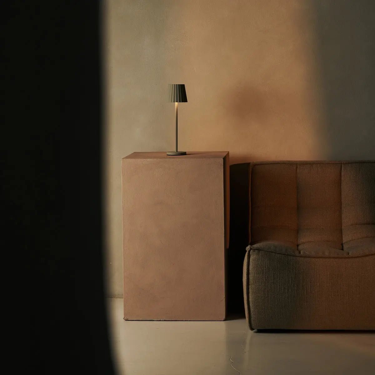 Maya Schadow Grijs geribbelde tafellamp gemaakt van ijzer - dimbare lamp en 3 lichtmodi, oplaadbaar via draadloos laadstation Tavellio - Amsterdam