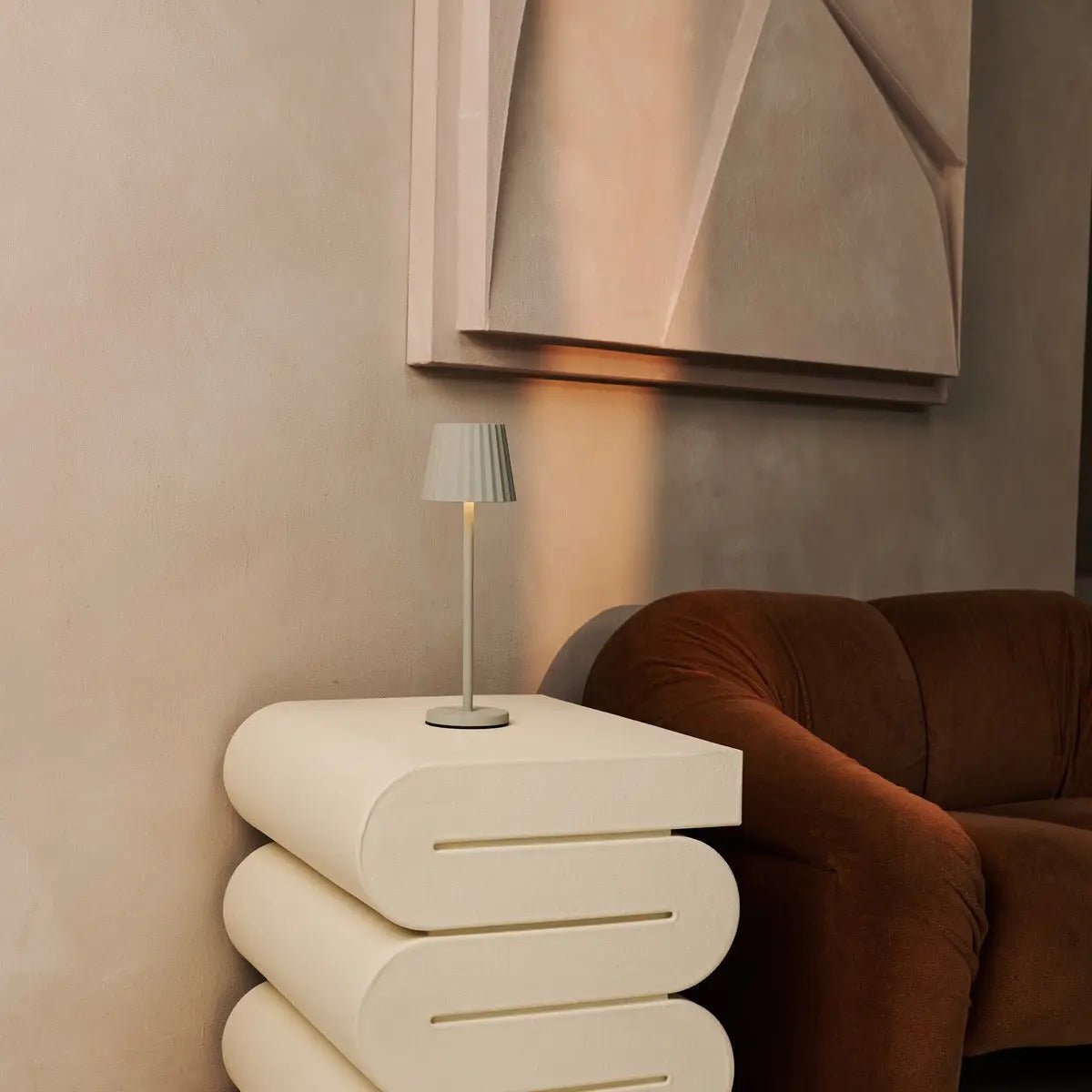 Maya Schadow Grijs geribbelde tafellamp gemaakt van ijzer - dimbare lamp en 3 lichtmodi, oplaadbaar via draadloos laadstation Tavellio - Amsterdam