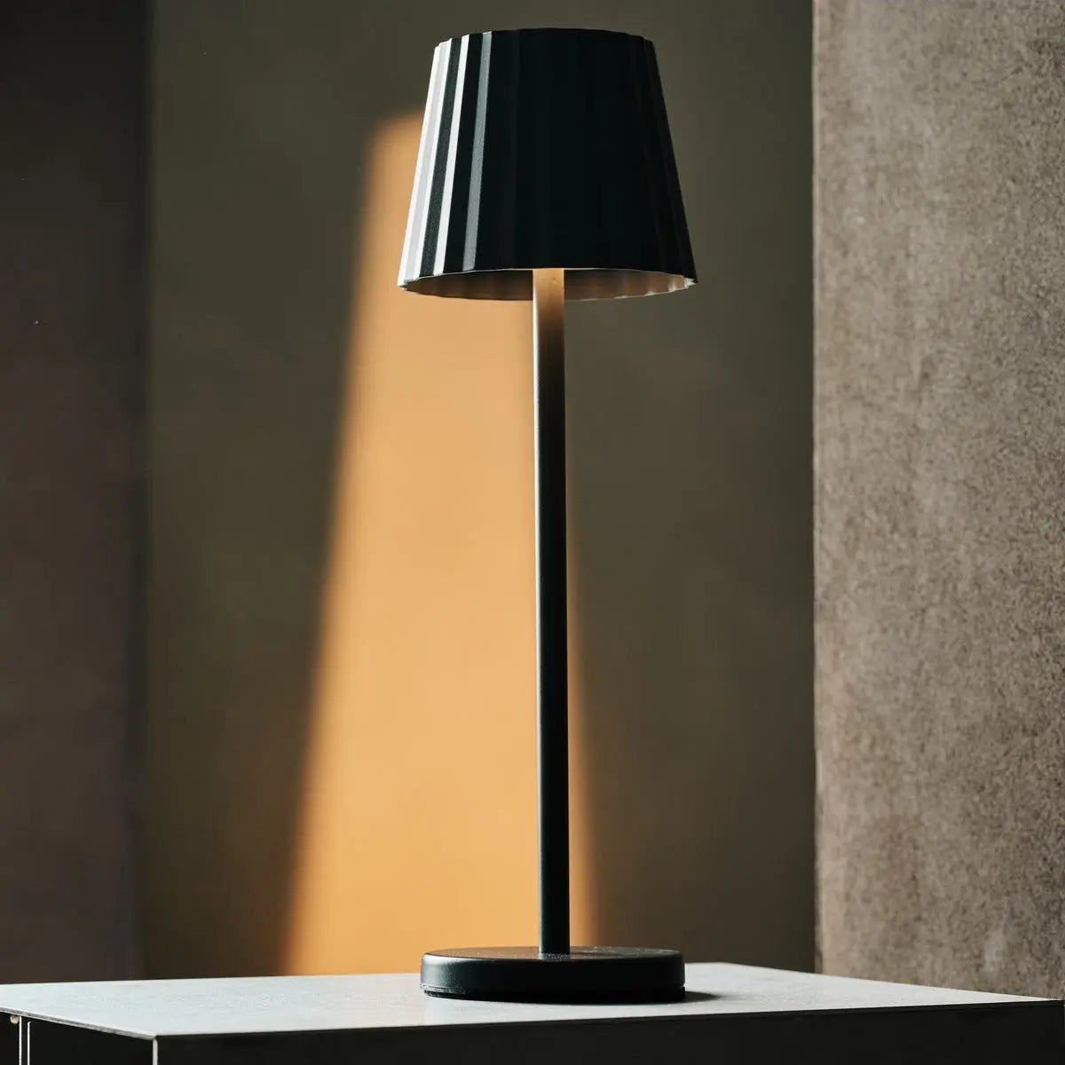 Maya stenen grijs geribbelde tafellamp gemaakt van ijzer - dimbare lamp en 3 lichtmodi, oplaadbaar via draadloos laadstation Tavellio - Amsterdam