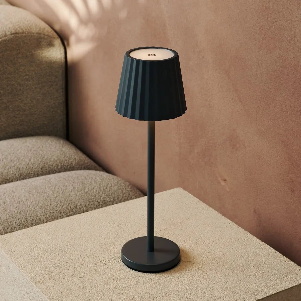 Maya stenen grijs geribbelde tafellamp gemaakt van ijzer - dimbare lamp en 3 lichtmodi, oplaadbaar via draadloos laadstation Tavellio - Amsterdam