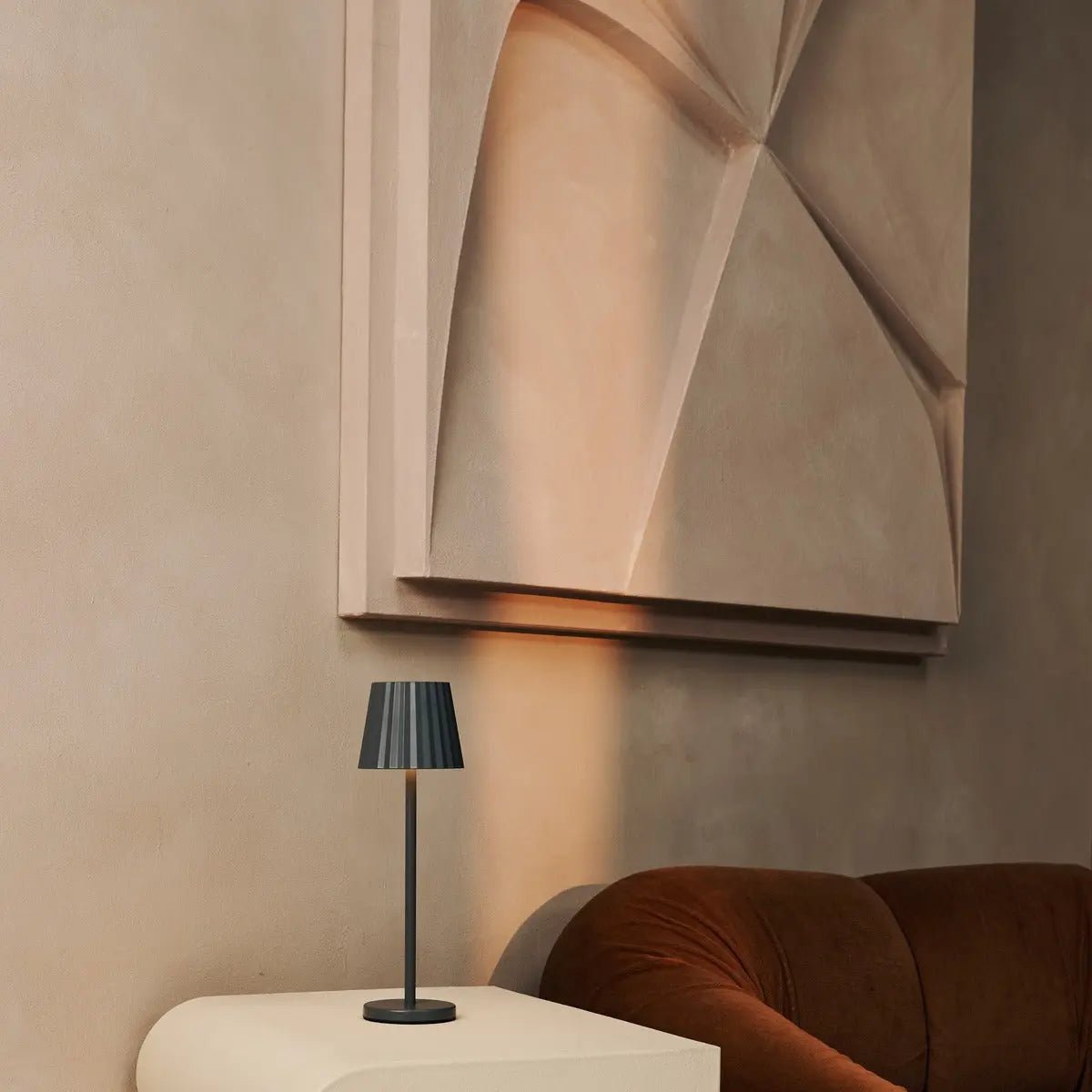 Maya stenen grijs geribbelde tafellamp gemaakt van ijzer - dimbare lamp en 3 lichtmodi, oplaadbaar via draadloos laadstation Tavellio - Amsterdam