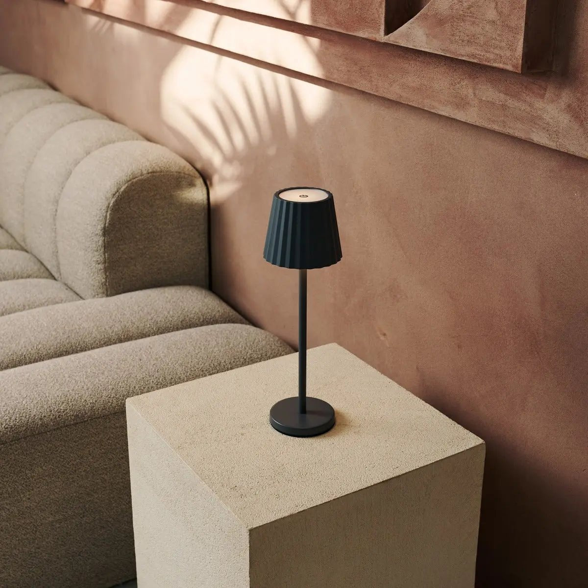 Maya stenen grijs geribbelde tafellamp gemaakt van ijzer - dimbare lamp en 3 lichtmodi, oplaadbaar via draadloos laadstation Tavellio - Amsterdam