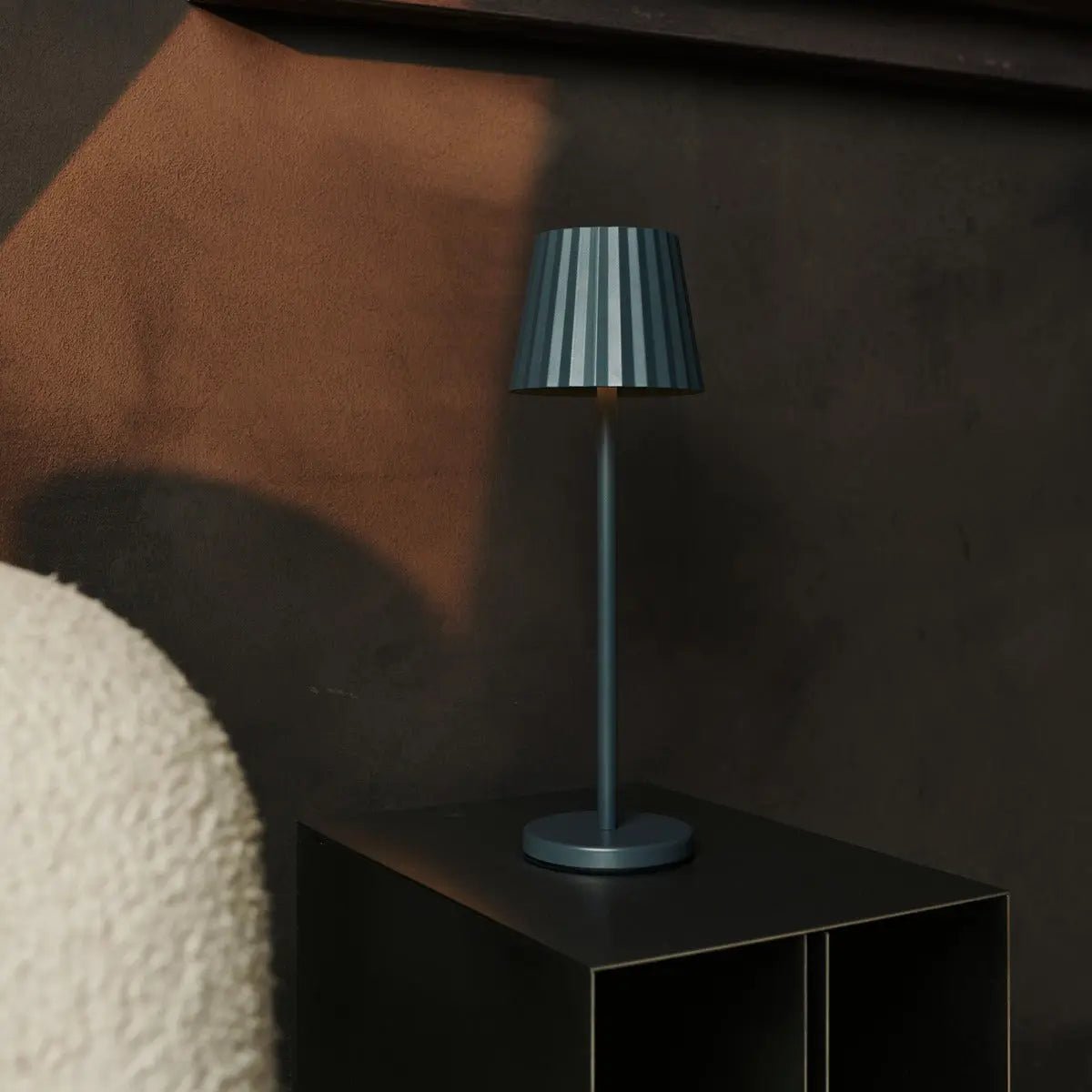 Maya stenen grijs geribbelde tafellamp gemaakt van ijzer - dimbare lamp en 3 lichtmodi, oplaadbaar via draadloos laadstation Tavellio - Amsterdam