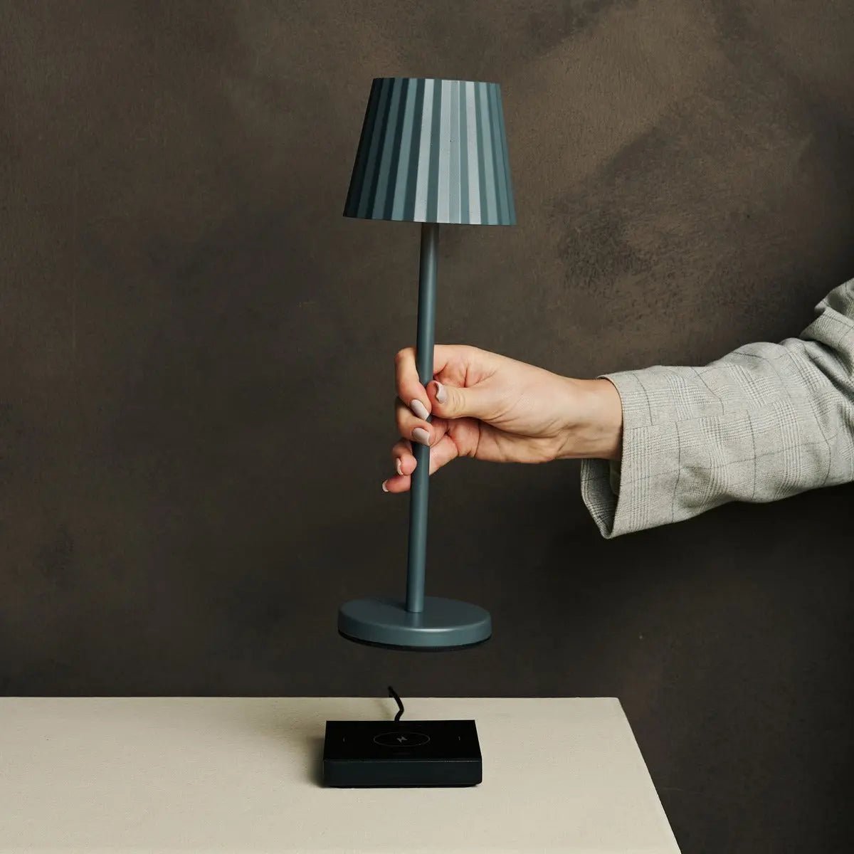 Maya stenen grijs geribbelde tafellamp gemaakt van ijzer - dimbare lamp en 3 lichtmodi, oplaadbaar via draadloos laadstation Tavellio - Amsterdam