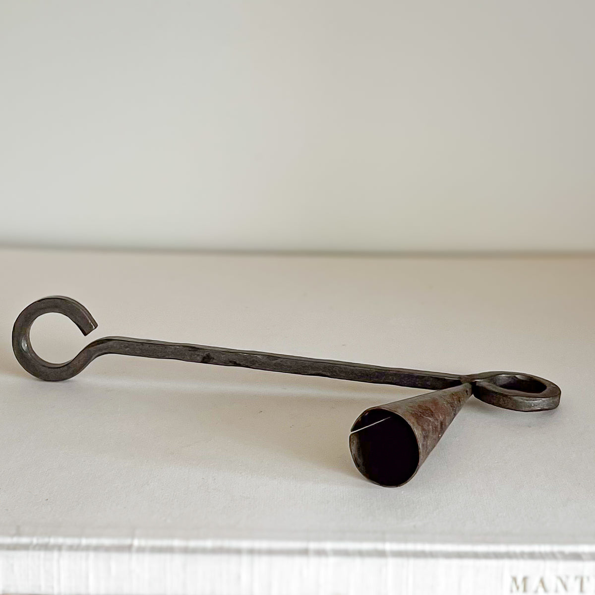 Metalen kaarsendover met ringvormige greep – pre-loved Noii HOME