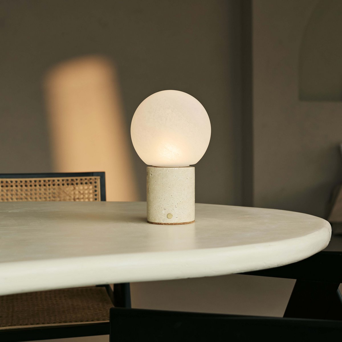 Metsu Beige / Travertino Classico - Classic Travertine Oplaadbare tafellamp met 3 lichte kleuren en dimfunctie Tavellio - Amsterdam