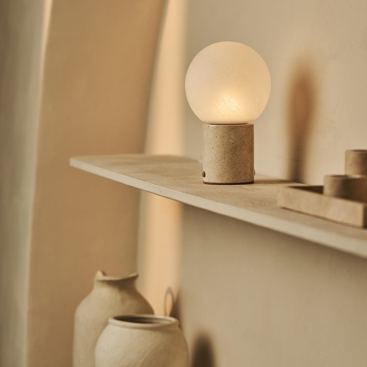 Metsu Beige / Travertino Classico - Classic Travertine Oplaadbare tafellamp met 3 lichte kleuren en dimfunctie Tavellio - Amsterdam