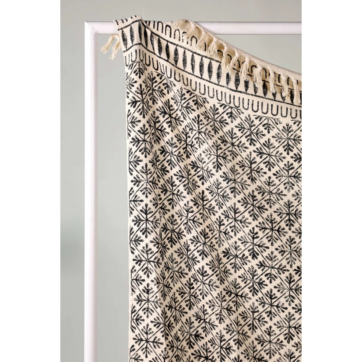 Natural Black Plaid / Sofa Throw – Floral Ethnic Pattern with Fringe – 130x180 cm – Urbane Hide Urbane Hide