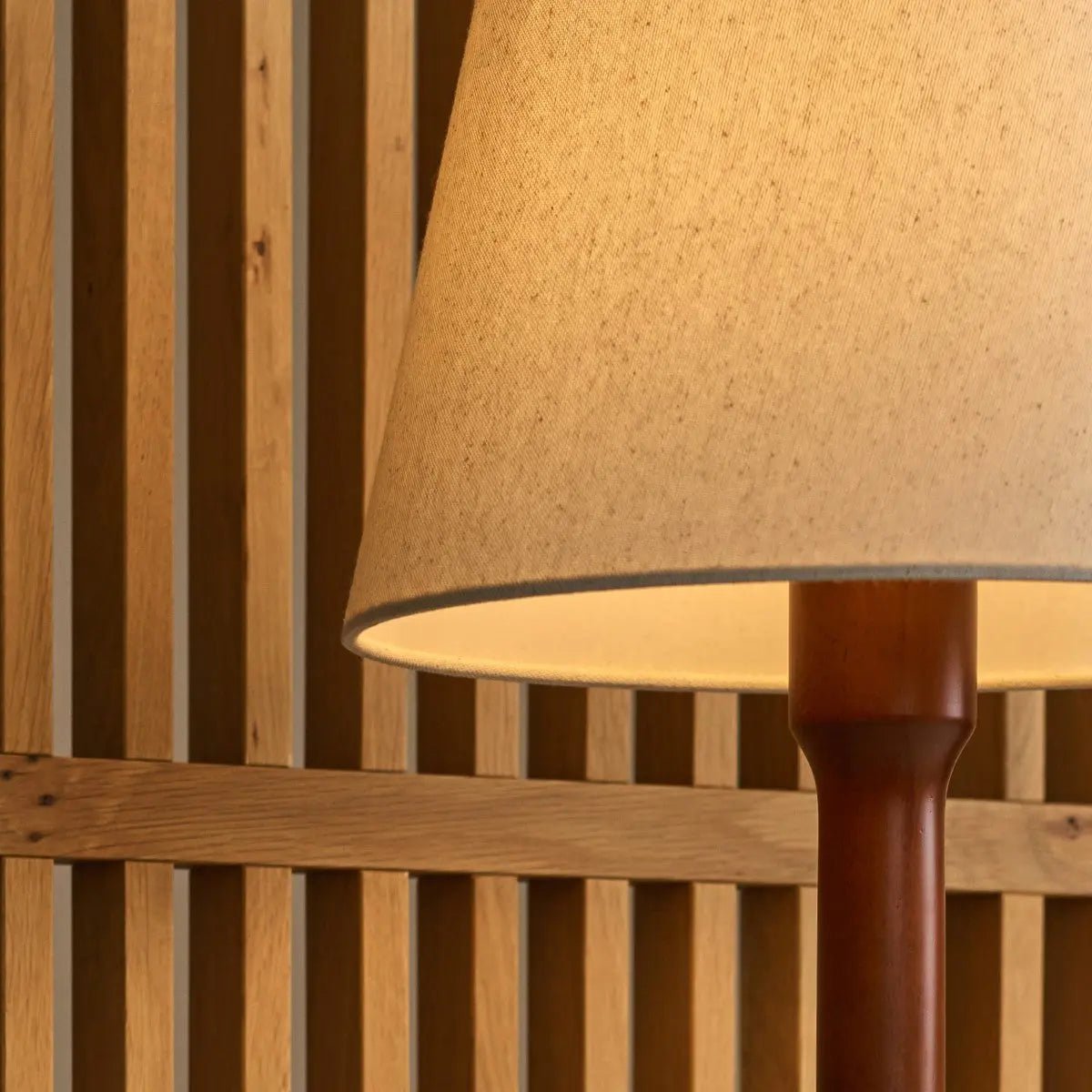 Nova Kastanjebruine Lamp met Houten Voet | Stijlvolle woonkamer- en slaapkamerverlichting Tavellio - Amsterdam