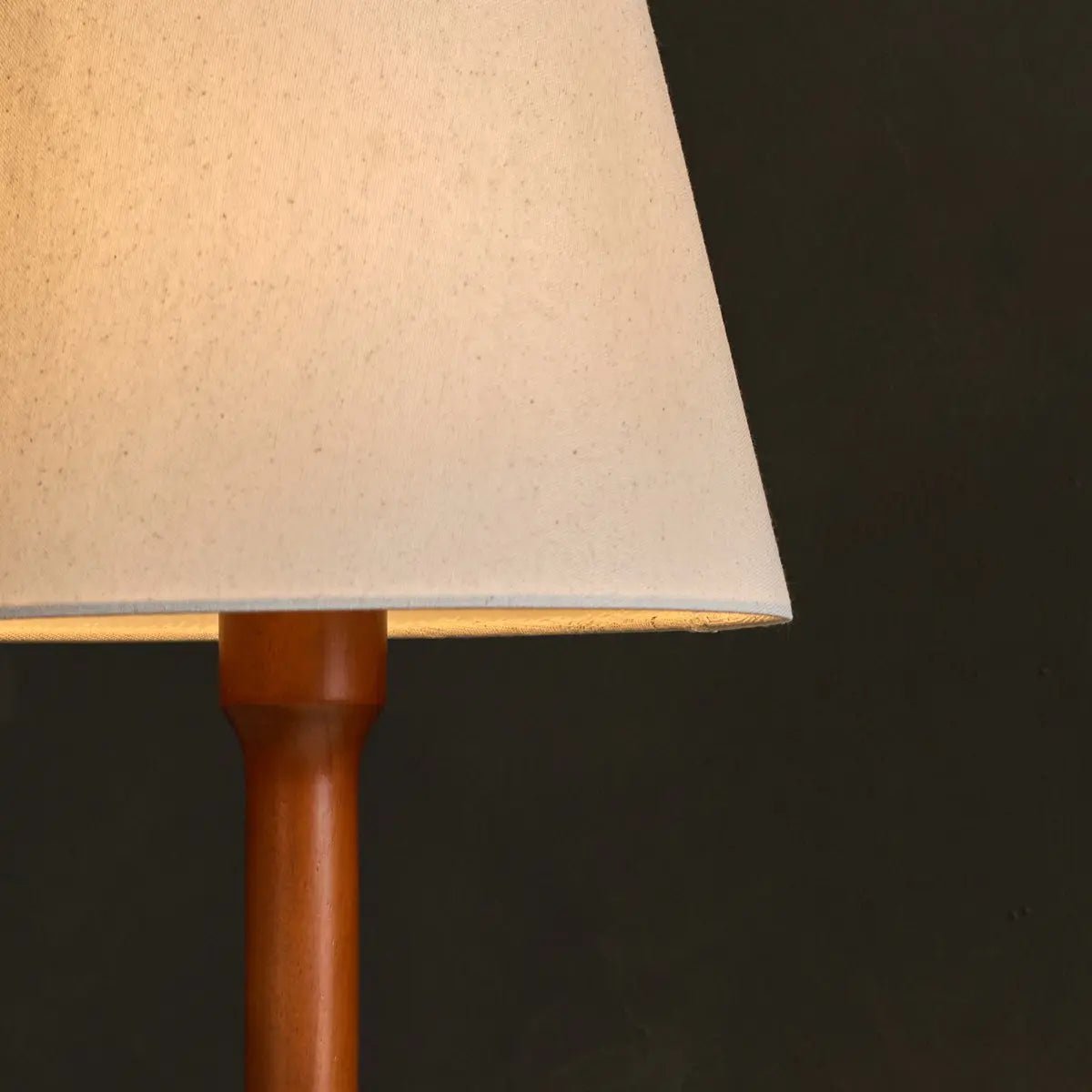 Nova Kastanjebruine Lamp met Houten Voet | Stijlvolle woonkamer- en slaapkamerverlichting Tavellio - Amsterdam