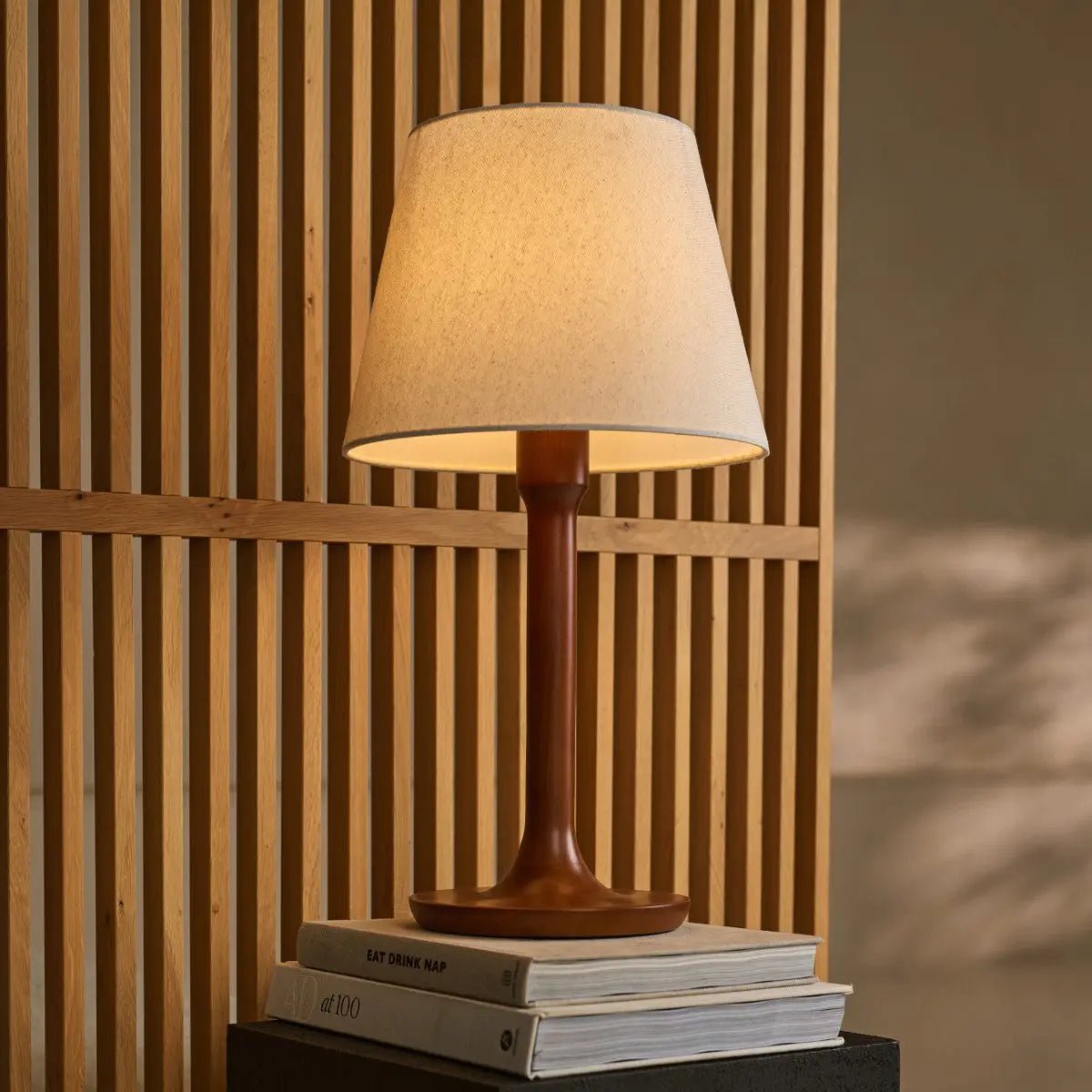 Nova Kastanjebruine Lamp met Houten Voet | Stijlvolle woonkamer- en slaapkamerverlichting Tavellio - Amsterdam