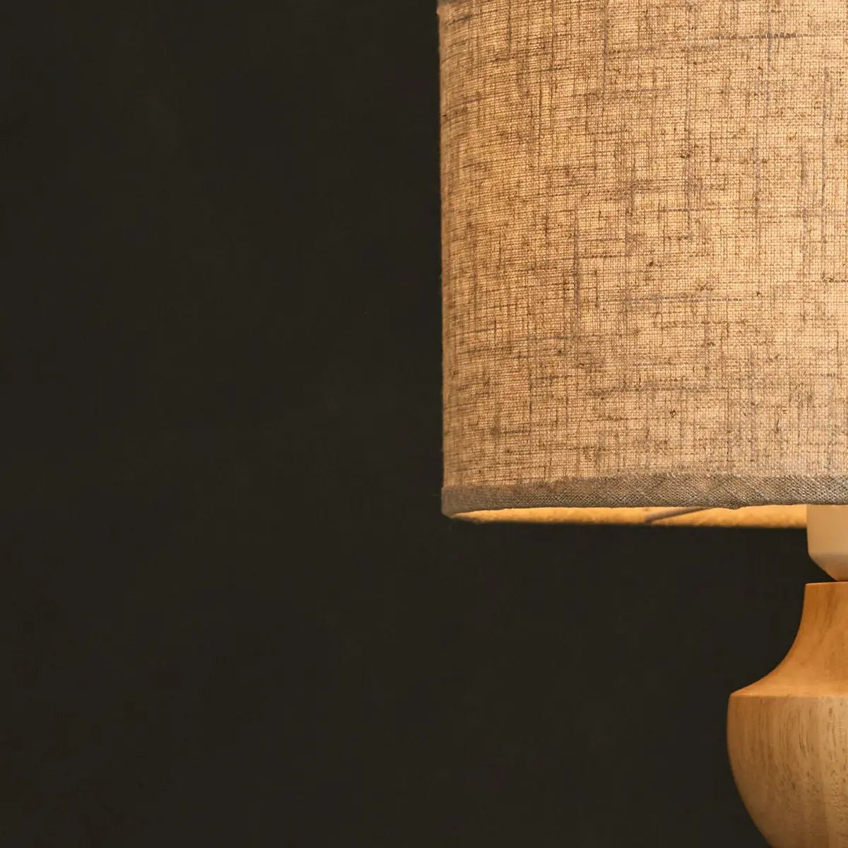 Oliver lichtbruine houten lamp met beige schaduw | Elegant geometrisch ontwerp voor uw huis Tavellio - Amsterdam
