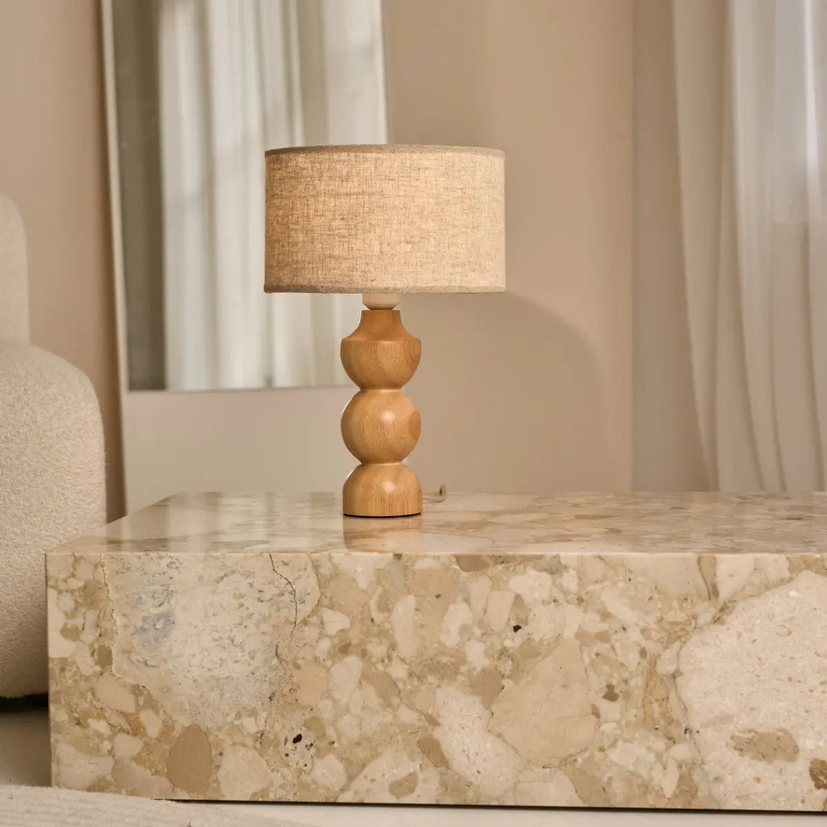 Oliver lichtbruine houten lamp met beige schaduw | Elegant geometrisch ontwerp voor uw huis Tavellio - Amsterdam