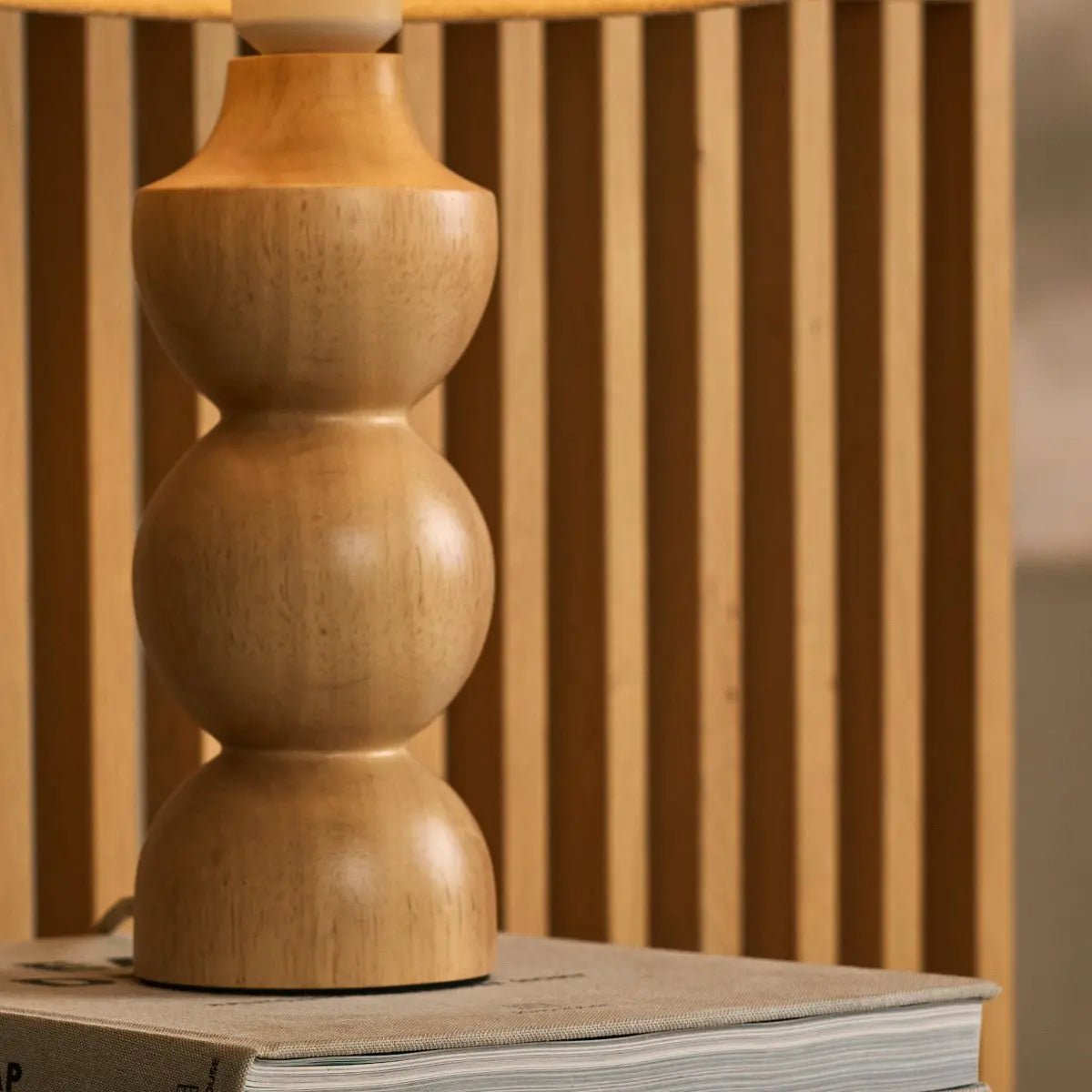 Oliver lichtbruine houten lamp met beige schaduw | Elegant geometrisch ontwerp voor uw huis Tavellio - Amsterdam