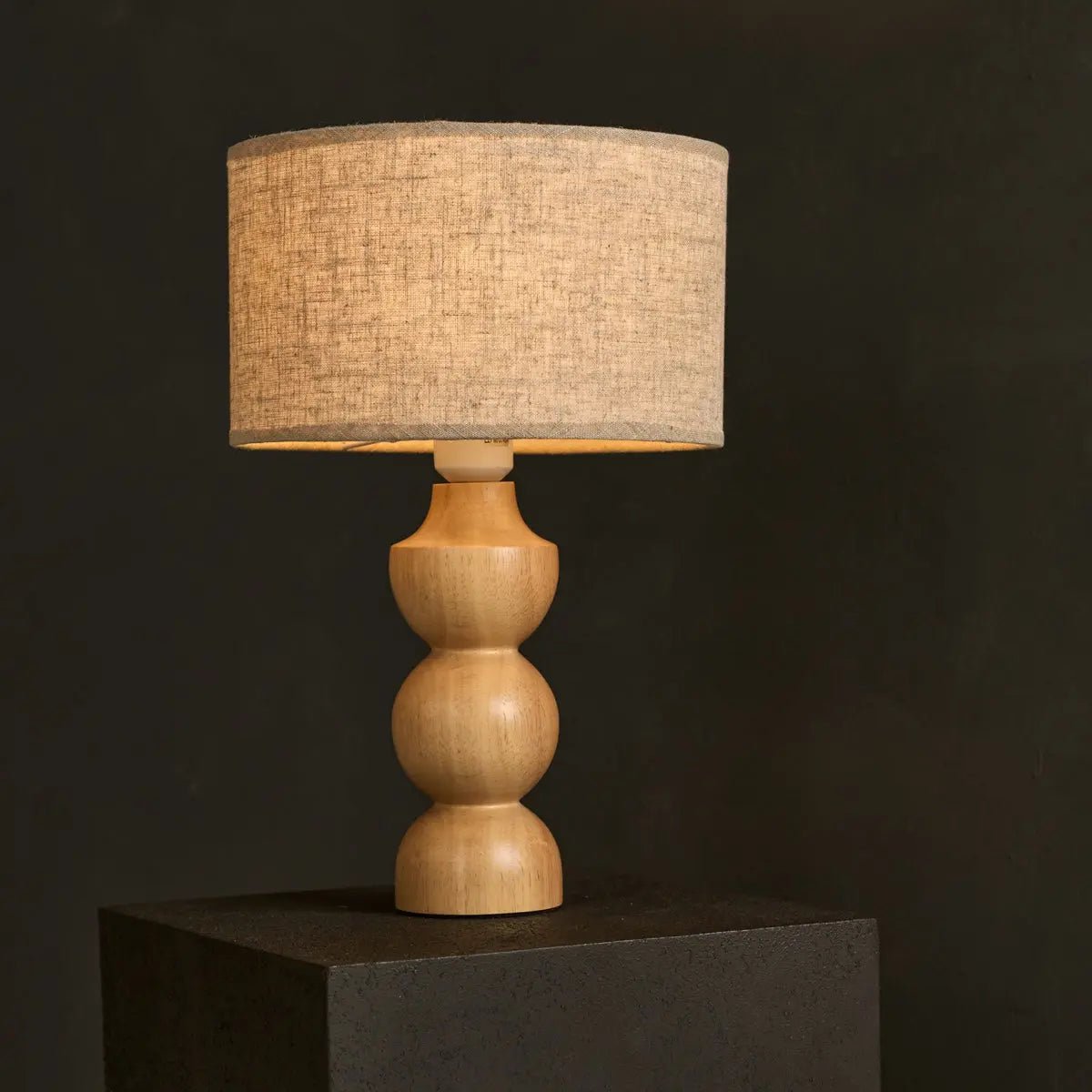 Oliver lichtbruine houten lamp met beige schaduw | Elegant geometrisch ontwerp voor uw huis Tavellio - Amsterdam