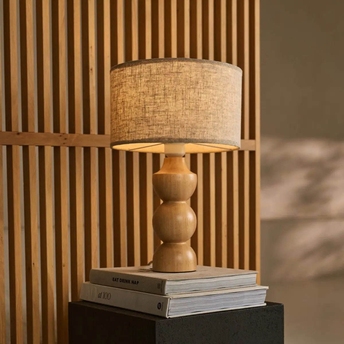 Oliver lichtbruine houten lamp met beige schaduw | Elegant geometrisch ontwerp voor uw huis Tavellio - Amsterdam
