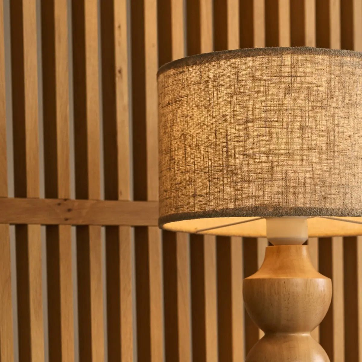 Oliver lichtbruine houten lamp met beige schaduw | Elegant geometrisch ontwerp voor uw huis Tavellio - Amsterdam